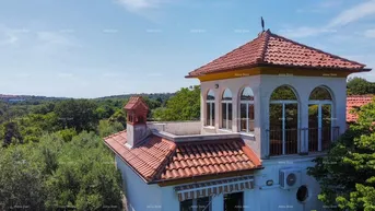 Expose Haus Perfekte Ruhe und Potenzial: Immobilie mit 12 Schlafzimmern, Pool und herrlichem Meerblick in Pomer