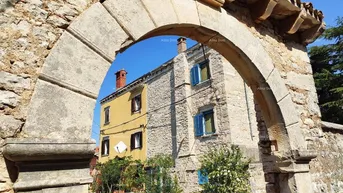 Expose Haus Renoviertes Doppelhaus aus Stein, 300 Jahre alt.