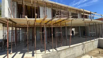 Expose Haus Zum Verkauf steht ein neu gebautes modernes Einfamilienhaus mit Swimmingpool in der Nähe von Buje