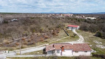 Expose Haus In der Nähe von Marcana, Haus auf einem großen Grundstück von 26.000 m2