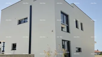 Expose Haus Verkauf eines neuen Hauses mit Swimmingpool.
