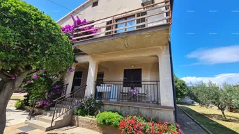 Expose Haus Verkauf eines Hauses mit zwei Wohneinheiten, Nebengebäude und Garage, Ližnjan!