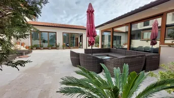 Expose Haus Modernes Haus mit zwei Wohnungen, Hallenbad und großem Garten