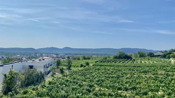 Expose Neubau Erstbezug Sonnige Drei Zimmer Wohnung mit geräumiger Außenfläche und Fernblick