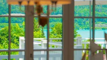 Expose Stilvolle SEEBLICKVILLA mit- Outdoorpool - Seezugang &amp; Boje in idyllischer Waldrandlage WÖRTHERSEE