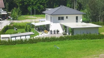 Expose Modernes Unikat am Waldrand mit Pool und vielen Finessen - ausgezeichnete Lage!