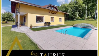 Großzügige Terrasse mit Pool und Sitzgelegenheiten, umgeben von einem gepflegten Garten und Bäumen.
