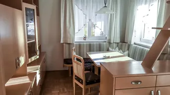 Expose Sonnige 3-Zimmer-Dachgeschosswohnung mit Balkon &amp; Tiefgarage – möbliert &amp; sofort verfügbar