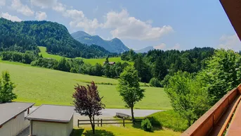 Expose Sonnige 3-Zimmer-Dachgeschosswohnung mit Balkon &amp; Tiefgarage – möbliert &amp; sofort verfügbar