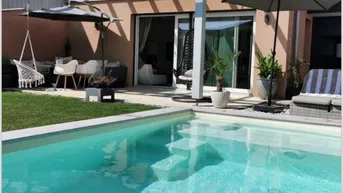 Expose Doppelhaushälfte mit Pool und Carport in top Lage