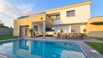 Moderne Villa mit großem Pool und einer geräumigen Terrasse für entspannte Stunden im Freien.