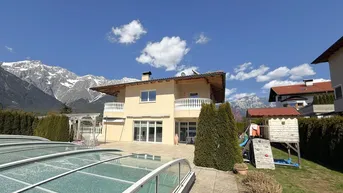 Expose Luxuriöses Einfamilienhaus mit Pool in einzigartiger Ruhelage