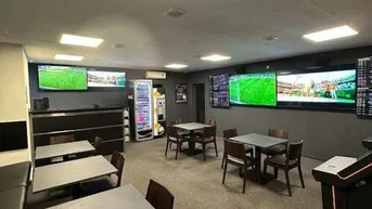 Expose Charmantes Café in Wels: 100m², Garten &amp; top Ausstattung für 1.250€ Miete!