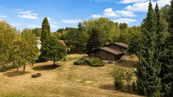 Luftaufnahme des Chalets mit weitläufigem Garten und umgebender Natur.