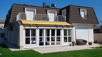 Expose Beste Lage in Leopoldsdorf: Villa im französischen Landhausstil mit Pool im sonnigen Garten bietet Familie ein behagliches Zuhause