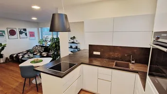 Expose Moderne lichtdurchflutente Penthouse 3-Zimmer Wohnung nähe LeibnitzKüche: Exklusive Designer-Küche, Geschirrspüler, Backrohr, Ceranfeld, Kühl- Gefrier-Kombination, Apothekerschrank und Dachflächenfester über der Küche Badezimmer: Badewanne 180x90 , Badmöbel im Set Doppelwaschtisch mit Spiegelschrank inkl. Beleuchtung, Dusche 130x110 mit Überkopfbrauseset und Handtuchtrockner inkl. Raumthermostat 33,40qm Eckbalkon mit schöner Aussicht. Elektrische Raffstore Wohnzimmer und im Zimmer 1 Abstellraum mit Waschmaschinen Anschluss Sonstige Ausstattungen: -Fussbodenheizung -Klimaanlage -2x KFZ Carportstellplätze mit ca. 3,5qm -Kellerersatzraum ( pro Carport ) Carport C14 und C15 ( siehe Foto ) -Insektenschutzgitter an allen Fenster und Türen -Hebeschiebetür Wohnzimmer&gt;Balkon -SAT-Empfangsanlage mit 