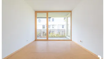 Helles Zimmer mit großem Fenster und Zugang zu einem französischen Balkon, ideal als Schlafzimmer.
