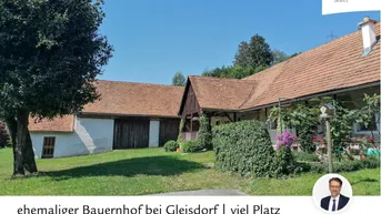 Ehemaliger Bauernhof mit großem Grundstück und viel Grünfläche in ländlicher Umgebung.