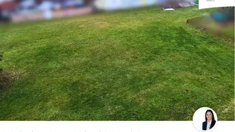 Grünes Grundstück mit sanfter Neigung, ideal für den Bau eines Eigenheims in ländlicher Umgebung.