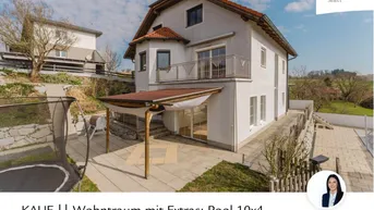 Moderne Hausfassade mit großer überdachter Terrasse, Gartenbereich und weitem Fernblick.
