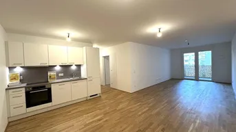 Expose Hier wartet ein TOP-Investement auf Sie! Traumhafte 3-Zimmer Wohnung mit fast 40m2 Wohnzimmer und bereits eingebauter Küche! Neubau-Erstbezug &amp; Provisionsfrei!