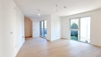 Helles, leeres Zimmer mit Holzboden und Zugang zu einem Balkon, ideal als Wohnbereich.