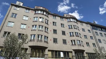 Expose GESCHÄFTSFLÄCHE - NÄHE U-BAHN U6 - NEUBAU - FREI GESTALTBAR - 3,7% Rendite!