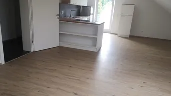 Expose GROßZÜGIGE DACHGESCHOSSWOHNUNG MIT BALKON ZUR VERMIETUNG AB 01.10.2025!
