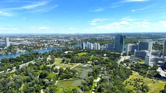Panoramablick auf eine moderne Stadtlandschaft mit Hochhäusern, weitläufigen Parks und einem Fluss.