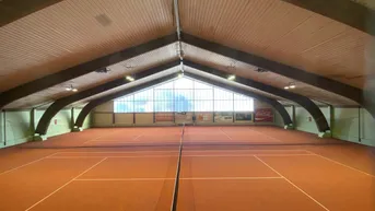 Expose ***Kaufanbot liegt vor*** Knittelfeld-Murtal: sehr gut frequentierte Tennishalle inkl. Bistro und Wohnung zum Kauf!