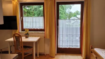 Expose Close to University Salzburg, Red Bull Base and City Center: schönes Zimmer mit Balkon und Küchenblock &amp; Dusche/ WC im Stadtteil AIGEN - Salzburg in Privathaus