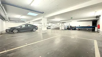 Geräumige Tiefgarage mit ausreichend Stellplätzen und natürlichem Lichteinfall durch Oberlichter.