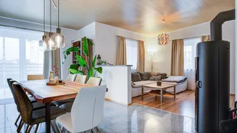 Expose Vollmöbliertes Einfamilienhaus mit Garage, Carport, Garten und Swimmingpool.