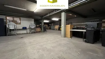 Großer, offener Lagerraum mit Betonboden und sichtbaren Deckenbalken, ideal für gewerbliche Nutzung.