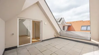 Geräumige Dachterrasse mit Fliesenboden und Blick auf die umliegenden Dächer.