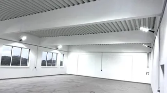 Expose TOP ERSTBEZUG! Knapp 200m² Halle mit eigenem Büro, Duschen &amp; PKW - Stellplätzen.