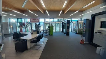 Expose Gewerbeimmobilie zur Miete - Büros mit Ausstellungsfläche und Parkplatz