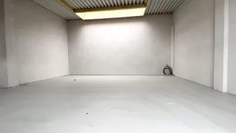 Expose Genehmigungsfähige Neubauhalle inkl. PKW - Stellplatz, Lichtkuppel und Sektionaltor.