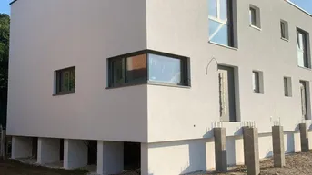 Expose FERTIGGESTELLT IN KÜRZE! NUTZEN SIE JETZT NOCH DIE GELEGENHEIT! ENERGIEEFFIZIENTE ERSTBEZUGSHÄUSER SUCHEN IHRE BESITZER!