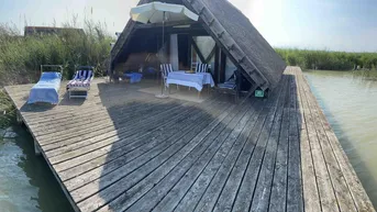 Expose FÜR "GERN-WEITBLICKER" FAST WIE AM MEER - RUHE, ENTSPANNUNG UND FREIHEIT - HÜTTE IM SEE MIT BOOTSGARAGE
