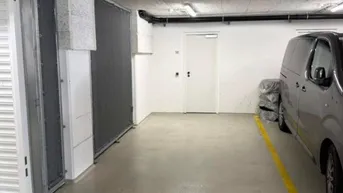Tiefgarage mit Betonboden, Akustikdecke und einem Stellplatz für ein Fahrzeug.