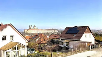 Panoramablick über die Nachbarschaft mit Wohnhäusern und historischem Gebäude in der Ferne.
