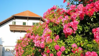 Expose Große traumhafte Villa im Landhausstill mit Panoramablick, viel Diskretion und Potenzial, nah altem Ortskern im VIP-Thermen-Kurort.