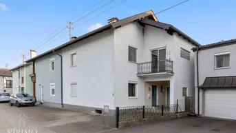 Expose Seltene Gelegenheit: Doppelhaushälfte mit zwei Wohneinheiten, Garten &amp; Garage – Ihr Zuhause mit Potenzial in Attnang-Puchheim!