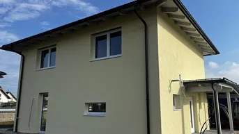 Expose Schlüsselfertiges Einfamilienhaus, großes Grundstück inklusive, in ökologischer Bauweise in Klagenfurt Nähe. Doppelcarport, überdachtem Zugang zum Haus, Speis', Luftwärmepumpe, Kamin und Terrasse. Noch im Sommer bezugsfertig.