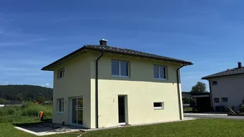 Expose Schlüsselfertiges Einfamilienhaus, großes Grundstück inklusive, in ökologischer Bauweise in Klagenfurt Nähe. Doppelcarport, überdachtem Zugang zum Haus, Speis', Luftwärmepumpe, Kamin und Terrasse. Noch im Sommer bezugsfertig.