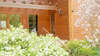 Expose RUSTIKALE Eleganz * HOLZBLOCKHAUS * GARTEN &amp; POOL in NEUESSLING