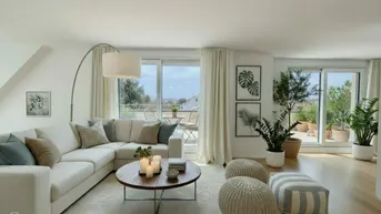 Helles Wohnzimmer mit beigem Ecksofa, Holzboden und Zugang zu einer Terrasse.