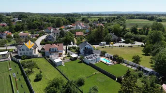 Expose Zwei Doppelhaushälften mit Charakter und Potenzial – Rarität auf großem 2027 m² Baugrundstück