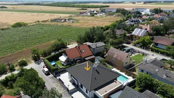 Expose Exklusiver Bungalow in Grünruhelage ein Wohnen auf höchstem Niveau mit Pool und Smart-Home-System